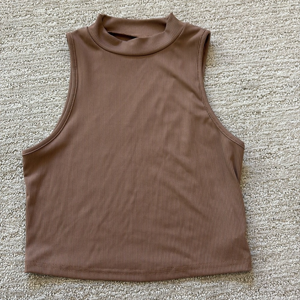 Light brown woman’s sleeveless crop